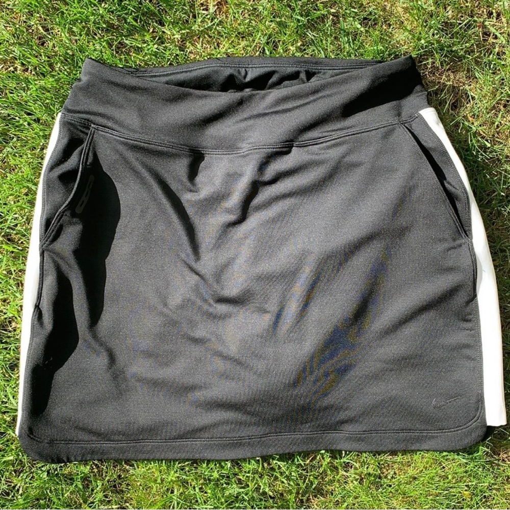 NIKEGOLF DRYFIT BLACK AND WHITE SKORT - SKIRT WITH ATTACHED SHORTS UNDERNEATH IT
